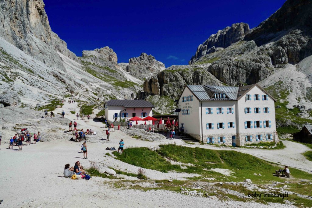 Rifugio Vajolet e Preuss, coi bambini ai piedi del Catinaccio