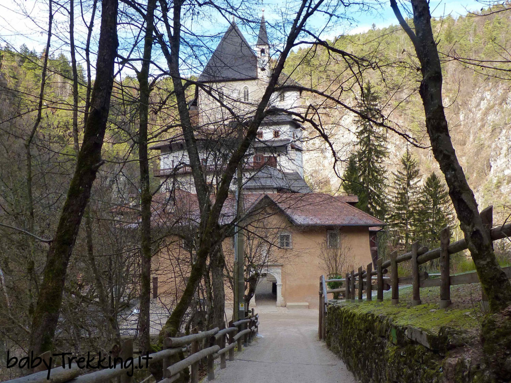 Al Santuario di San Romedio coi bambini, tra spiritualità e silenzi