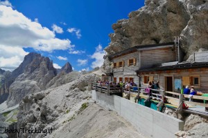 Rifugio Passo Principe, coi bambini al cospetto del Catinaccio