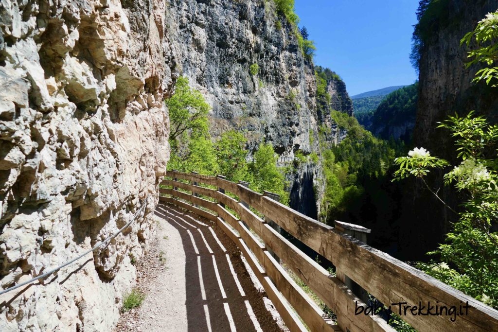 Coi bambini al Santuario di San Romedio lungo il sentiero scavato nella roccia