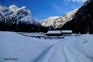 Con le ciaspole al lago di Braies: alla Malga Foresta tra splendidi panorami