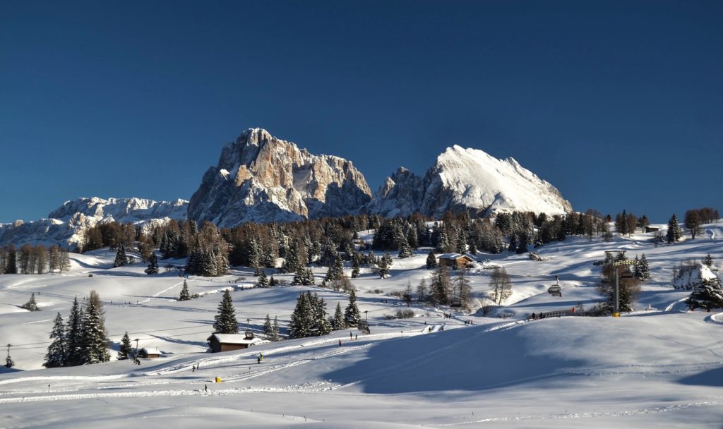 Bullaccia, Rifugio Arnika Hütte e panca delle streghe: Alpe di Siusi in inverno