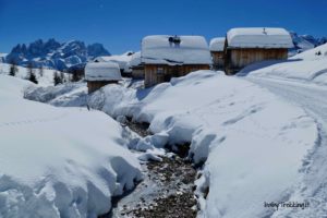 Rifugio Fuciade con le ciaspole, favola bianca in Val di Fassa