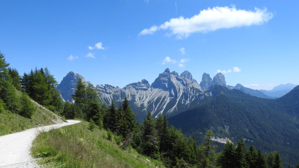 Cibiana di Cadore, nel paese dei murales con bimbi e cani