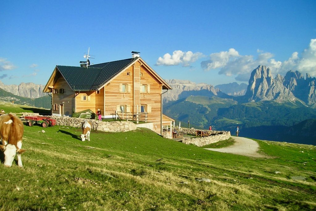 Rifugio Resciesa, coi bambini sul balcone panoramico della Val Gardena