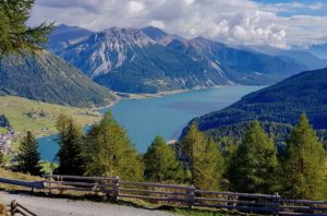 In passeggino a Malga Resia e lo spettacolare panorama sul lago