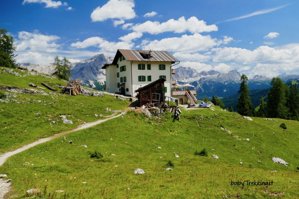 Rifugio Gardenacia, verdi prati e le magnifiche vette dell'Alta Badia