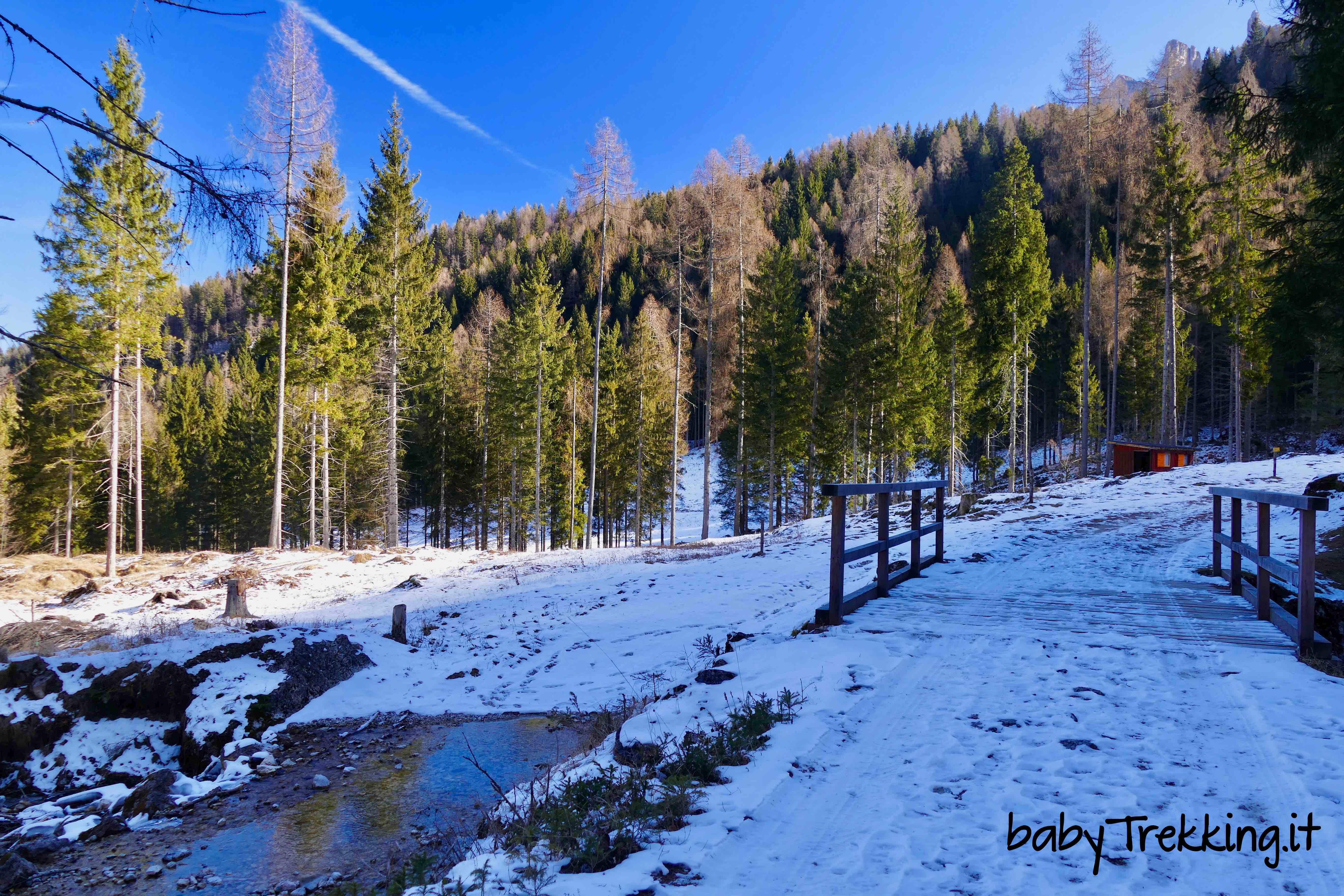 Laghetto del Vach, divertimento per bambini tra la neve della Val di Zoldo